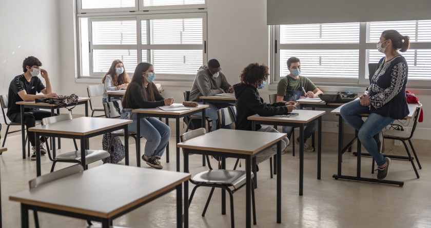 LA Times image of a high school class with a small group of students and teacher, all wearing masks